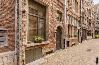 In de rustige en charmante Stoelstraat, een autoluwe straat midden in de oude stad, bevindt zich deze authentieke stadswoning met verrassend...