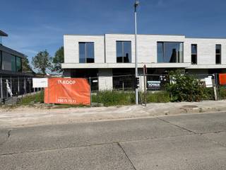 Deze nieuwbouwwoningen combineren de energiezuinigheid en strakke architectuur met oog voor kwaliteitsvolle materialen. De verwarming wordt voorzien door individuele WARMTEPOMPEN, er is eigen energieproductie via zonnepannelen en verluchting via ventilatiesysteem type D. De ramen zijn voorzien van 1.0 hoogrendementsbeglazing met hoogwaardige aluminium profielen. Per woning zijn een badkamer en een douchekamer voorzien.<br /><br />De woningen worden verkocht met aangelegde, waterdoorlatende opritten (kiezels) en met draadafsluiting tussen de tuinen. <br /><br />De ligging te Moerkerke biedt u de rust en groene omgeving van een polderdorp met bakker, slager, supermarkt, scholen, dokter, apotheek en horeca op wandelafstand. Daarnaast bent u er slechts 10 minuten van Brugge en Knokke verwijderd.<br /><br />Contacteer Bonne Vastgoed 7 op 7 via 0468/10.40.40 of info@bonnevastgoed.be voor een afspraak ter plaatse, op kantoor of bij u.
