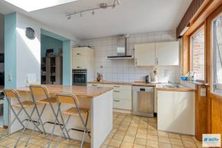 ERPS-KWERPS Deze charmante woning met retro-elementen verwelkomt u via de inkomhal en zo naar de lichtrijke woon- en eetkamer, aansluitend op een open, volledig ingerichte keuken voorzien van een kookplaat, oven en afwasmachine, opbergkast voor wasmachine en droogkast. Op het gelijkvloers bevindt zich tevens een gastentoilet met handwasbakje. Op de eerste verdieping; een ruime slaapkamer, een bureau en een recente badkamer uitgerust met een douche, ligbad, meubel met dubbele lavabo en toilet. De tweede verdieping beschikt over twee bijkomende slaapkamers waarvan één met ingebouwde kast, en een extra toilet. Verder is een zolder als er opbergruimte aanwezig. Buiten geniet u van een terras, aangename tuin met pergola, ideaal om te ontspannen in alle rust. Achteraan de tuin bevinden zich nog een ruime berging of hobby-ruimte, een aparte garage en nog eens 2 extra parkeerplaatsen. De garage is bereikbaar via een andere straat. Recent werden er 12 zonnepanelen geplaatst. De woning is uitstekend gelegen, op slechts 350 meter van het station van Kortenberg en in de nabijheid van het commerciële centrum en scholen.