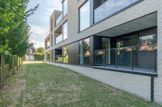 <p><strong>Recent 1-slpk appartement met terras en ondergrondse autostaanplaats te Beerse<br /></strong>EPC: 31kWh/m² | Beschikbaar: onmiddellijk | Zonnepanelen aanwezig</p>
<strong>Bezoek aanvragen via: https://dilegno.mijnhuurprofiel.be/property/c0d08568-a165-4f0a-b162-405c8450433e</strong><br /><br /><strong>Omschrijving:<br /></strong>We betreden dit appartement op de gelijkvloerse verdieping via de inkomhal, waar zich ook een apart toilet bevindt.<br />Het appartement beschikt over een ruime woonkamer met een open, volledig geïnstalleerde keuken, voorzien van een combi-oven, vaatwasser, koelkast, inductiekookplaat, dampkap en spoelbak.<br />Aan de achterzijde van het appartement bevindt zich de slaapkamer, met aansluitend de badkamer. De badkamer is uitgerust met een douche en een badkamermeubel met dubbele wastafel.<br /><br />Als extra beschikt het appartement over een terras dat te bereiken is vanuit de slaapkamer en de woonkamer. <br /><br />Tot slot geniet deze woning van een ondergrondse autostaanplaats met laadpaal en een kelderbering, reeds inbegrepen in de prijs.<br /><br /><strong>Algemeen:</strong><br />- EPC: 31kWh/m²<br />- Beschikbaar: onmiddellijk<br />- Autostaanplaats met laadpaal<br />- Privé kelderberging <br />- Géén gemeenschappelijke kosten!