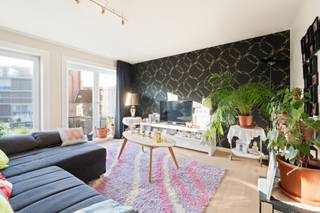 Gerenoveerd appartement op de derde verdieping van een kleine residentie zonder lift. Ruime woonkamer, volledig ingerichte keuken, twee...