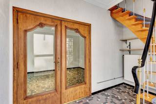 <p>Voor meer info of een bezoek, bel 054 69 39 31 - Bent u op zoek naar <strong>een woning die u volledig naar eigen smaak kunt renoveren</strong>? Dan is deze ruime halfopen bebouwing, gelegen op een toplocatie, iet voor jou. Via de inkomhal betreedt u de lichtrijke leefruimte. Aan de achterzijde van de woning bevindt zich <strong>een zeer ruime keuken met directe toegang tot het terras en de tuin</strong>. Aansluitend zijn er een praktische berging, een aparte wasruimte en een toilet aanwezig. Op de eerste verdieping bevinden zich <strong>drie volwaardige slaapkamers</strong>, een nachthal en een badkamer (bad, lavabo, toilet). De zolderruimte bereikt men via een vaste trap. Hier heeft men de mogelijkheid extra slaapkamers te creëren. Verder beschikt de woning over een achterliggende garage, een aangename tuin en <strong>voldoende parkeergelegenheid</strong>. Deze woning is ideaal voor wie op zoek is naar <strong>een renovatieproject op een toplocatie</strong>, met alle voorzieningen en natuur binnen handbereik.</p><p>CV op stookolie - Prachtig uitzicht - Betonconstructie - Garage - Centrale, residentiële ligging.</p><p>Belangrijk: deze woning valt onder de renovatieverplichting.</p>