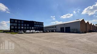 This move-in-ready office space of 431 m² is located in a pleasant, green environment in a strategic location with easy access to the E40 motorway. The nearby N9 also provides a direct and efficient connection towards Asse, the centre of Aalst, and surrounding municipalities, significantly enhancing accessibility for staff, clients, and logistics.<br /><br />The office benefits from abundant natural light and is fitted with double glazing. High-quality finishes include a raised access floor, carpet flooring, a welcoming dining area with kitchenette, and modern sanitary facilities. The well-thought-out layout combines functionality and comfort, featuring glass partitions and various zones ideally suited for meeting rooms and individual discussion spaces. The building is also equipped with a high-performance HVAC system and energy-efficient LED lighting.<br /><br />Public transport is easily accessible in the immediate vicinity, with bus stops just 200 m away (lines 213 and 214) and a train station located 900 m to 1 km away. The planned new pedestrian and cycling connection to the station will further enhance accessibility.<br /><br />The building offers ample parking facilities for both employees and visitors. Additionally, further office space is available on site (431 m²).<br /><br />Contact <strong>PANORAMA B2B</strong> for more information or to arrange a non-binding site visit on <strong>+32 477 09 00 09.</strong>
