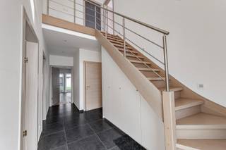 Deze moderne woning is DE ideale gezinswoning want deze heeft werkelijk alle troeven: veel ruimte, rustig gelegen in een kindvriendelijke verkaveling, energiezuinig, luxueuse afwerking,... De indeling van deze tijdloze woning is als volgt: inkomhal met gastentoilet en ingebouwde vestiairekast, apart bureel met ingemaakte kasten/ extra slaapkamer beneden, ruime berging/wasplaats, aangename leefruimte met grote raampartijen, gashaard en dit op een massieve parket met vloerverwarming, aangename keuken met kookeiland en voorzien van alle toestellen, inpandige garage. Op de verdieping zijn er 3 ruime slaapkamers eveneens op parket waarvan 1 met ingemaakte dressingkast, strakke badkamer met inloopdouche, dubbele lavabo en apart toilet. Buiten: tuintje aangelegd met kunstgras, dus geen onderhoud. Achteraan extra terras en tuinhuis! extra's: label A, verluchtingssysteem D, 12 zonnepanelen, overal elektrische rolluiken, verwarming op aardgas,..MAAK SPOEDIG UW AFSPRAAK VOOR EEN BEZOEK AAN DEZE KNAPPE WONING!