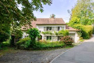 <p><span>DIKKELVENNE Charmant landhuis met adembenemend zicht op de Scheldevallei</span></p><p><span>Op een idyllische plek in het historische gehucht De Rotse, op de groene flank van de Scheldevallei, ligt dit charmante landhuis verscholen in alle rust en privacy. Een bijzondere locatie waar het bronnenlandschap, de natuur en het weidse uitzicht samen voor een instant vakantiegevoel zorgen.</span></p><p><span>Binnen ademt de woning een warme, cosy sfeer. De gezellige leefruimte met houtkachel en eetplaats staat volledig in verbinding met de tuin en biedt een prachtig zicht op het omliggende landschap. Verder vinden we op het gelijkvloers een keuken, berging/wasplaats, veranda met extra bergruimte en toilet, en een inpandige garage.</span></p><p><span>De verdieping omvat een ruime nachthal, twee grote slaapkamers, een kleinere derde kamer en een badkamer met douche en wastafel.</span></p><p><span>Buiten wordt de ligging pas echt uitzonderlijk. De volledig zuidwestgerichte tuin met terras gaat haast naadloos over in het omringende groen en biedt een heerlijk weids uitzicht. Een grote tuinberging en houtopslag maken het geheel compleet.</span></p><p><span>De woning vraagt een grondige renovatie, maar biedt daardoor alle mogelijkheden om hier een uniek landhuis of bijzonder tweede verblijf te creëren.</span></p><p><span>Richtprijs: 449.000</span></p>