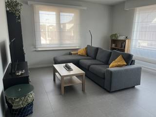Dit volledig gerenoveerd appartement (2024) is gelegen op de 2de verdieping in een kleinschalige residentie in het centrum van Herent, op de hoek van de Oud Strijdersstraat en de Broekveldstraat. De residentie 'Oud Strijders' bestaat uit 4 appartementen. Er is geen lift in het gebouw zodat de gemeenschappelijke kosten laag gehouden worden. <br /><br />Het appartement, volledig voorzien van vloerverwarming, heeft zeer veel lichtinval door haar oriëntatie op het oosten en het zuiden. Het beschikt over een ruime leefruimte met open keuken en een aparte berging met de CV installatie, de elektriciteitskast en een plaats voor een eventueel was-en droogmachine. Verder heeft het appartement twee slaapkamers en een badkamer met inloopdouche en WC. <br /><br />Op het gelijkvloers vind je nog een privatieve garage met automatische sectionaalpoort en aansluitend een ruime berging. Deze zijn beide voorzien van elektriciteit en water zodat je bijvoorbeeld een extra diepvriezer in de berging kan plaatsen. <br /><br />Het appartement heeft een EPC B label. De simulaties wijzen uit dat het appartement een A label kan krijgen na het installeren van minstens 7 zonnepanelen. De trekbuizen zijn hiervoor reeds voorzien tot op het dak zodat dit later kan geïnstalleerd worden op eigen tempo. Verder is de elektriciteit conform en is het asbestvrij.
