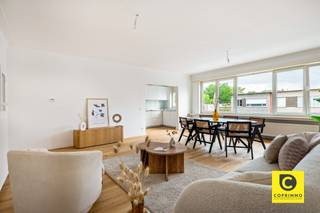 <p><span>Appartement de 3 chambres à coucher avec terrasse, prêt à être emménagé, dans un emplacement de premier choix</span><span><br />Ce bel appartement a été rénové avec beaucoup de goût et de qualité au fil des ans. Situé au</span><span><sup>2ème</sup></span><span> étage d'un petit immeuble bien entretenu avec ascenseur, il bénéficie d'une belle lumière naturelle et de vues sur Lark Park. L'appartement bénéficie d'un excellent EPC, d'une électricité conforme, d'une sécurité contre l'amiante et est également disponible immédiatement, idéal pour une occupation par le propriétaire mais aussi un excellent investissement ! Grâce à cet emplacement de choix, vous bénéficiez non seulement de la proximité de la vie urbaine animée, mais aussi de quelques oasis de verdure et de tranquillité dans les environs immédiats. Commerces, écoles, restaurants, hôpitaux, transports publics, pistes cyclables et voies d'accès ne sont qu'à un jet de pierre. <br /><br />Ce charmant appartement se compose comme suit:</span><span><br /><br />Hall d'entrée</span><span>, espace de vie & cuisine :</span></p><p><span>Le hall d'entrée est équipé d'un interphone, d'un vestiaire aménagé, d'un garde-manger, de spots encastrés et d'un éclairage mural. Le vaste espace de vie est inondé de lumière naturelle, faisant entrer la beauté de la nature dans l'appartement, pour ainsi dire. Les hauts plafonds, le mur d'accentuation en ardoise ainsi que les nombreux spots LED encastrés élèvent l'appartement à un niveau supérieur. La cuisine ouverte, avec son îlot et son coin salon, est parfaitement intégrée à l'espace de vie. Elle offre un grand espace de travail et de rangement et est équipée d'appareils électroménagers de haute qualité (plaque vitrocéramique, hotte, four, micro-ondes et lave-vaisselle).<br /><br />Chambres</span><span>, salle de bains & toilet:</span><span><br />A l'arrière du bâtiment, encore plus calme, vous trouverez 2 chambres spacieuses d'environ 11,5 et 17,5 m². Toutes deux disposent d'un éclairage intégré et l'une d'entre elles a un accès direct à la terrasse. La troisième chambre se trouve à l'avant du bâtiment, mais l'espace se prête aussi parfaitement comme bureau, chambre d'amis, salle de jeux, salle de loisirs,... Si vous le souhaitez, l'espace de vie peut être agrandi en ajoutant cette pièce. La salle de bains rustique comprend une combinaison baignoire/douche (pluie), un lavabo avec armoire de toilette, une ventilation mécanique, des spots encastrés, un radiateur sèche-serviettes et un raccordement pour le lave-linge/sèche-linge. Les toilettes avec unité murale facile à entretenir et ventilation mécanique sont séparées.<br /><br />Terrasse</span><span> & sous-sol:</span><span><br />Par la chambre à coucher de taille moyenne, vous accédez à la terrasse orientée sud-est. Idéale pour votre café du matin, un bon déjeuner ou un apéritif pétillant bien mérité en rentrant d'une journée bien remplie. En outre, l'appartement se trouve à deux pas du Lark Park, du Middelheim Park, du Nachtegaal Park et du Park den brandt. Une salle de stockage spacieuse, sèche et privée au sous-sol est incluse dans le prix.</span></p><p><span><br />Extra</span><span>atouts :</span></p><p><span>- Mobiscore 8.9/10</span></p><p><span>- EPC B/144<br />- Vitrage HR 2013 </span></p><p><span>- Conforme aux normes d'électricité</span></p><p><span>- Sans amiante</span></p><p><span>- 100m² (cfr. EPC)</span></p><p><span>- Prêt à emménager et disponible immédiatement</span></p><p><span> </span></p>