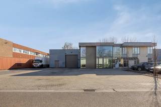 Dit pand werd in 2023 zeer grondig gerenoveerd. Het is gelegen in het industriepark van Heverlee, super verkeerstechnische ligging, vlakbij de autostrade. <br /><br />Dit bedrijfsgebouw bestaat uit een magazijn van 523m² + een kantoorgebouw van 133m². <br />Het bevindt zich op een perceel van 11a19ca. Vooraan het gebouw vinden we een ruime parking alsook voldoende plaats om te laden en lossen. <br />In het voorstel gedeelte vinden we de kantoren, dit bestaat uit 3 kantoor ruimtes, 2 aparte toiletten, een douche en ruime vergaderzaal met volledig uitgeruste keuken.<br /><br />Achteraan en bereikbaar via een ruime poort vinden we een magazijn van 523m². Hier bestaat de mogelijkheid om nog een 2de verdieping te creëren. <br /><br />EPC A+, trippel beglazing ALU . Elektriciteitsaansluiting van 112A - 77,6 kVA . Er zijn 68 zonnepanelen aanwezig, verwarming met warmtepompen A+++.<br /><br />Nog enkele bijzonderheden:<br />Balansventilatie met warmterecuperatie Type D<br />Volledig Incert alarm, met camera bewaking<br />Led verlichting, op aanwezigheid gestuurd<br />Brandmeldcentrale - RWA luiken - Noodverlichting<br />Conforme keuring volgens de norm NBN S21-100-1<br />10 000L regenwater<br />Asbestveilig <br /><br /><br />Alle verdere details kunnen per mail bezorgd worden. <br /><br />Bij vragen of voor een bezoek kan u ons steeds bereiken. <br /><br /><br /><br />Neem nu contact met ons op voor meer informatie en/of een bezichtiging!