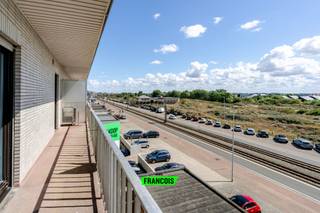 Te koop op de Zeedijk in Middelkerke: een charmante studio met een unieke ligging en een prachtig uitzicht. Deze studio biedt zowel een...