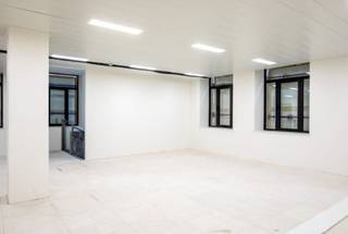 Ideally located in the European District and near all the European institutions, LUCIA offers you a pleasant atmosphere and international working environment, both in the building and the surrounding area. You can enjoy the convenience of an easy commute and benefit from the wide range of services in the neighbourhood. The building has been renovated with high-quality materials and developed with high standards of acoustic insulation and a full range of modern amenities and technologies. Both the layout and modulation allow for an open-space or cellular office plan. The peaceful rooftop terrace offers a beautiful view on the neighbourhood. An ideal opportunity for tenants looking for qualitative offices on an excellent location!<br /><br />Offices available between of 132 sqm.<br />Parking inside available. <br />Excl. tax