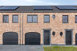 <p><b>Nieuwbouwwoning met 4 slpks en garage in Lede</b></p>
<p><span>Ben je op zoek naar een energiezuinige nieuwbouwwoning in Lede met moderne indeling? Zoek niet verder!</span></p>
<p><span>Met 4 slaapkamers, een volledig geïnstalleerde keuken en zonnepanelen biedt deze woning alle comfort die je zoekt.</span></p>
<p><span>Deze gesloten bebouwing combineert een praktische indeling met hedendaags wooncomfort. Dankzij de ruime leefruimte, garage en zolderverdieping is dit een ideale gezinswoning.</span></p>
<p><span>Indeling van de woning:</span></p>
<p><b>Gelijkvloers:</b></p>
<ul>
<li><span>Inkomhal</span></li>
<li><span>Apart gastentoilet</span></li>
<li><span>Ruime leefruimte met zit- en eetplaats</span></li>
<li><span>Open keuken</span></li>
<li><span>Berging/wasplaats</span></li>
<li><span>Garage met interne toegang</span></li>
</ul>
<p><b>Eerste verdieping:</b></p>
<ul>
<li><span>Nachthal</span></li>
<li><span>3 slaapkamers</span></li>
<li><span>Badkamer met douche en ligbad</span></li>
<li><span>Apart toilet</span></li>
</ul>
<p><b>Tweede verdieping:</b></p>
<ul>
<li><span>Slaapkamer</span></li>
<li><span>Technische ruimte</span></li>
<li><span>Extra opbergruimte</span></li>
</ul>
<p><span>Troeven:</span></p>
<ul>
<li><span>Nieuwbouw (2026)</span></li>
<li><span>Energiezuinig met zonnepanelen</span></li>
<li><span>Warmtepomp Lucht- Water</span></li>
<li><span>Bewoonbare oppervlakte van 196 m²</span></li>
<li><span>Perceel van 300 m²</span></li>
<li><span>Garage inbegrepen</span></li>
<li><span>Praktische indeling met veel bergruimte</span></li>
</ul>
<p><span>Meer weten of een bezoek inplannen?</span></p>
<p><span>Bekijk alle details en boek uw bezoek via deze link: https://albert.immo/project/7629985</span></p>