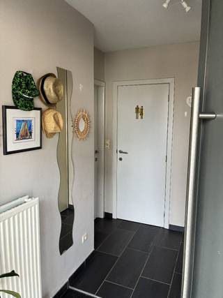 Instapklare energiezuinige gezinswoning op rustige toplocatie in Mol!
Op zoek naar een ruime gezinswoning waar rustig wonen en een uitstekende bereikbaarheid samenkomen? Deze instapklare woning ligt in een doodlopende, kindvriendelijke straat, op wandelafstand van het centrum van Mol en vlak bij scholen, winkels en groen. Ook de verbindingswegen richting Balen, Geel, Turnhout en Lommel zijn vlot bereikbaar.
De woning beschikt over ca. 160 m² bewoonbare oppervlakte, efficiënt verdeeld over drie verdiepingen.
Op het gelijkvloers bevinden zich de inkomhal met gastentoilet, een aangename leef- en eetruimte, een vernieuwde keuken (2023) en een praktische berging/technische ruimte. De eerste verdieping telt drie gelijkwaardige slaapkamers, een berging met aansluitingen voor water (vb. wasmachine en droogkast) en een vernieuwde badkamer (2023) met dubbele lavabo, wc en ruime douche. De volledig afgewerkte bovenverdieping (2023) vormt een ruime master suite van 37m² met tweede badkamer met enkele lavabo en vrijstaand ligbad, ingebouwde maatkasten, een bureau-ruimte en het slaapgedeelte, ideaal als master bedroom of tienerverdieping.
Ook energetisch is de woning helemaal klaar voor de toekomst dankzij EPC-label A en zonnepanelen (2024). Buiten geniet je van een zuidwestelijk georiënteerde tuin met ruim terras. Achteraan bevindt zich bovendien een afzonderlijke garage, ideaal voor wagen, fietsen en nog een extra bergruimte naast de garage. Ook de garage geeft uit op een rustige, doodlopende straat.
Een belangrijke troef is de ligging: rustig en groen, met een bosrijke omgeving vlakbij, terwijl het centrum, verschillende scholen en winkels voor dagelijkse boodschappen dichtbij liggen. Dankzij de doodlopende straat kunnen kinderen bovendien nog veilig buiten spelen. Kortom: een energiezuinige, instapklare en verrassend ruime gezinswoning met 4 slaapkamers, 2 badkamers, tuin, terras en garage op een bijzonder aangename locatie in Mol.