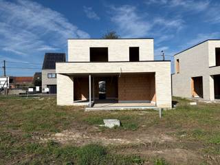 <p>Exclusieve nieuwbouwvilla waar luxe en hedendaagse architectuur elkaar perfect aanvullen.</p>
<p>De woningen scoren zeer goed qua energiezuinigheid (E-peil max E19) dankzij de <strong>geothermische warmtepompen </strong>met vloerverwarming, <strong>zonnepanelen</strong>, <strong>superisolerende hoogrendements dubbele beglazing,</strong> vloer- muur- en dakisolatie, <strong>ventilatie type D</strong>,…</p>
<p><strong>Troeven van dit project:</strong></p>
<ul>
<li><strong>BEN-woningen (Bijna-EnergieNeutraal)</strong> – energiezuinig wonen met lage energiekosten en toekomstgerichte woonkwaliteit</li>
<li><strong>Rustige ligging</strong> – op fietsafstand van het centrum van Maldegem</li>
<li><strong>Strakke architectuur</strong> – moderne open bebouwingen met een stijlvol plat dak</li>
<li><strong>Ruimte voor het hele gezin</strong> – 4 slaapkamers en 2 badkamers</li>
<li><strong>Aangenaam samenleven</strong> – open keuken met aansluitende berging en een ruime leefruimte met grote raampartijen en zicht op de tuin</li>
<li><strong>Ideaal voor thuiswerk</strong> – aparte bureauruimte</li>
<li><strong>Praktisch comfort</strong> – inpandige garage</li>
<li><strong>Duurzame technieken</strong> – zonnepanelen, warmtepomp en vloerverwarming (uitgezonderd garage en bergingen)</li>
<li><strong>Kwalitatieve materialen</strong> – luxueuze, onderhoudsvriendelijke en stijlvolle afwerking</li>
<li><strong>Afwerking naar keuze</strong> – afhankelijk van de bouwfase kan u nog persoonlijke keuzes maken</li>
<li><strong>Instapklaar</strong> – volledig afgewerkt bij oplevering</li>
</ul>
<p>De prijzen van de woningen <strong>starten vanaf €590.000 (excl. kosten).</strong></p>
<p><strong>Extra voordeel:</strong> aankoop mogelijk aan <strong>6% btw</strong>, mits voldaan aan de wettelijke voorwaarden.</p>
<p>Bent u op zoek naar<strong> een moderne, energiezuinige villa in Maldegem?</strong> Neem gerust vrijblijvend contact met ons op voor meer informatie of een plaatsbezoek via 050/73.73.73 of via info@bonnevastgoed.be</p>