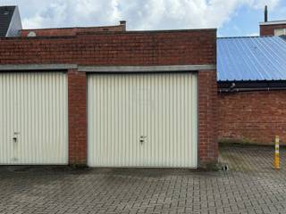 Garagebox 38 met manuele kantelpoort is gelegen in het centrum van Temse.Asbestveilig.Voor meer inlichtingen, gelieve ons te contacteren...