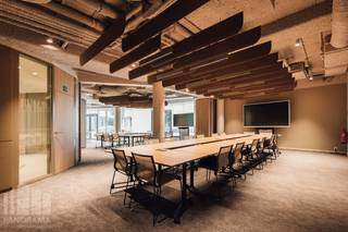 Kwalitatieve <strong>kantoren van 1.057 m² te huur</strong>. Ook andere oppervlaktes mogelijk van <strong>500 m² tot 6.027 m²</strong>. De kantoren maken deel uit van Airport Plaza Campus, een bedrijvenpark met een uitzonderlijke ligging die aan de hoogste internationale normen voldoet.<br /><br />Het bestaat uit vijf onafhankelijke kantoorgebouwen met eigen ontvangsthal en een centraal knooppunt dat toegang biedt tot de kantoorgebouwen en tot de verschillende diensten zoals gedeelde vergaderzalen, lounge, winkel, persoonlijke conciërgedienst, wasserette, restaurants, ... <br /><br />De twee ondergrondse parkeerlagen zijn gemeenschappelijk voor de vijf gebouwen; met een totaal van 689 binnen- en 67 parkeerplaatsen buiten. Elk gebouw beschikt over een terras van 200 m² voor privégebruik. Het flexibele, functionele en gezellige complex heeft een uitzonderlijke ligging vlakbij de internationale luchthaven van Zaventem. <br /><br />Contacteer <strong>PANORAMA B2B</strong> voor bijkomende inlichtingen, plannen of een vrijblijvend bezoek <strong>0477 09 00 09</strong>