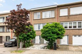 Interesse in deze bel-etage woning? Maak snel ONLINE je afspraak via Livitas.be<br />Zin in een ontspannende sauna in de tuin? Wandel door de tuin en geniet van je wellnes momentje.<br />Een ideale woning in de ideale buurt met een leuke tuin, 3 slaapkamers en vooral een zonnige woonkamer.<br />Het gelijkvloers bestaat uit de inkomhal met garage en achteraan een grote wasplaats die ook kan dienen als vierde slaapkamer of kantoor.<br />De woonkamer is vooraan gelegen en geeft uit op de open keuken en de veranda.<br />3 ruime slaapkamers en een badkamer maken deze woning de ideale woning voor heel de familie.<br />Wees er snel bij en maak ONLINE via Livitas.be je afspraak.