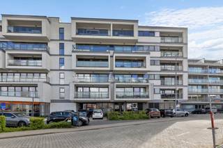 Voor een bezoek of meer info bel 053/59 49 32 - Pal aan het station van Denderleeuw bevindt zich dit instapklare appartement (71 m²) in een...