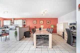 Deze charmante woning is gelegen in Halle. Dankzij de gunstige ligging bevindt de woning zich nabij winkels, scholen, openbaar vervoer en belangrijke invalswegen. Achteraan grenst de tuin bovendien aan een weiland, waardoor u geniet van een aangenaam en groen uitzicht.

We betreden de woning via de inkomhal die toegang geeft tot de verschillende ruimtes. Op het gelijkvloers bevindt zich een badkamer uitgerust met een bad, douche en lavabo, alsook een apart toilet. Verder treffen we hier een slaapkamer aan met de mogelijkheid om de aangrenzende ruimte in te richten als dressing of kinderkamer.

Achteraan komen we terecht in de ruime en lichtrijke leefruimte met eetplaats. Deze staat in directe verbinding met de open keuken, die een mooi uitzicht biedt op de tuin en het achterliggende weiland.

De tuin vormt een aangename buitenruimte en zorgt dankzij de groene omgeving voor een gevoel van rust en privacy. Vooraan beschikt de woning over een oprit met plaats voor twee wagens.

Daarnaast beschikt de woning over een praktische berging met aansluiting voor een wasmachine alsook voldoende opbergruimte.

Op de verdieping bevindt zich nog een derde kamer. De ingerichte zolder biedt bovendien de mogelijkheid om verder ingericht te worden als één of zelfs twee bijkomende kamers, waarvan één als doorloopkamer.