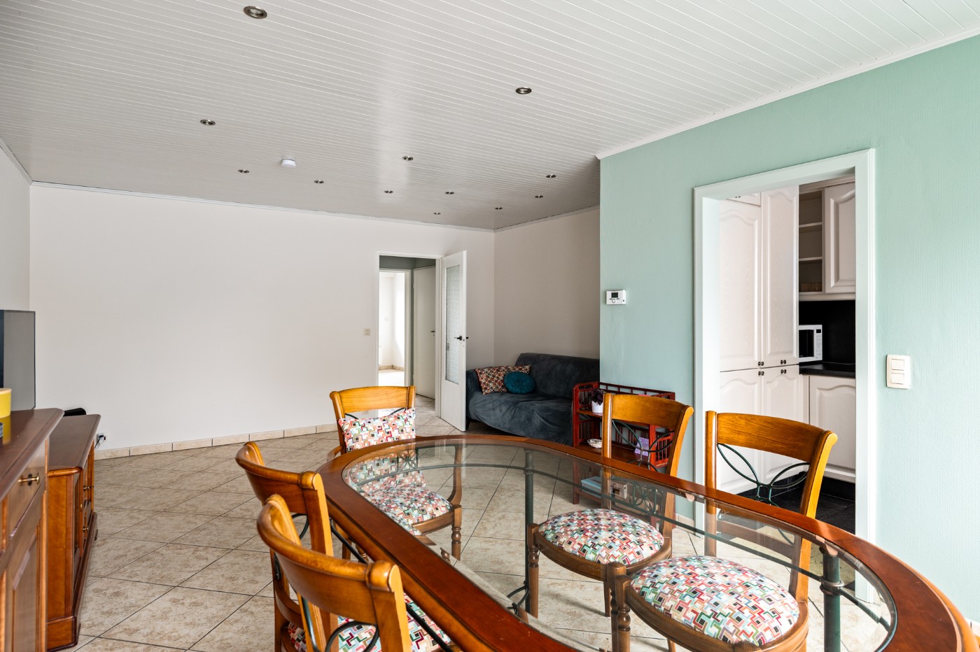 Keurig gelijkvloers appt. met 2 slpk., terras, voortuintje en garagebox - foto 5