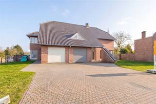 In het landelijke Gooik stellen wij u deze half open bebouwing voor met tuin en garage op 12are90. Mooi zicht vanuit de leefruimten naar de weilanden ! Deze woning bestaat uit een inkomhal met gastentoilet, living / eetplaats met houtkachel, ingerichte keuken met ontbijthoek en garage. het verdiep herbergt 3 slaapkamers, badkamer en toilet. Inrichtbare zolder bereikbaar via uittrekbare trap. Volledig onderkeldert. CV elektrische vloerverwarming, dubbele beglazing. EPC E 434 met renovatieverplichting. Te bezoeken