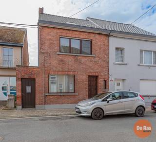 <strong>EERSTE BEZOEKDAG: ZATERDAG 30/05 VAN 9U TOT 13U (ENKEL OP AFSPRAAK!).</strong><br /><strong>LEDE – Solide burgerwoning met uitzonderlijke tuin op toplocatie in het centrum.</strong><br /><br />Deze eigendom bevindt zich op wandel- en fietsafstand van het centrum van Lede, het station, scholen en winkels. Dankzij de vlotte verbinding met de belangrijkste invalswegen geniet u hier van een uitstekende bereikbaarheid. De woning onderscheidt zich bovendien door haar prachtige en uitzonderlijk ruime tuin, een absolute troef op deze centrale ligging.<br /><br />Op het gelijkvloers omvat de woning een ruime inkomhal, een lichtrijke leefruimte, een geïnstalleerde keuken, douchekamer, wasplaats en veranda. Op de eerste verdieping bevinden zich een nachthal en twee bijzonder ruime slaapkamers. De geïsoleerde zolderverdieping, bereikbaar via een vaste trap, biedt tal van mogelijkheden voor het creëren van extra slaapkamers, een badkamer, hobbyruimte of ontspanningsruimte. De schitterende tuin is bereikbaar via een doorgang naast de woning, wat bijzonder praktisch is. Daarnaast beschikt de tuin over extra bergingen en geniet hij van een zonnige oriëntatie, waardoor het er aangenaam vertoeven is.<br /><br />De woning vraagt verdere renovatie- en moderniseringswerken, maar de voorbije jaren werden reeds belangrijke verbeteringen uitgevoerd, waaronder een dakrenovatie met isolatie, de installatie van een nieuwe keuken en de vernieuwing van de ramen naar dubbele beglazing. Dankzij de solide structuur vormt deze eigendom een uitstekende basis voor wie op zoek is naar een woning met potentieel.<br /><br />Info en bezoek: 053/60.65.60.<br />De vermelde prijs is een richtprijs. Na ontvangst van de biedingen beslist de verkoper of hij/zij de eigendom verkoopt aan het beste bod. De richtprijs is niet bindend voor de verkoper. Voor meer info kunt u ons contacteren of het reglement raadplegen op onze website.