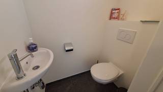 Deze instapklare alleenstaande woning geniet van een rustige én centrale ligging in Poperinge. Op wandelafstand vind je tal van voorzieningen zoals een bakker, slager, scholen en winkels. Bovendien is er een vlotte verbinding naar de ring van Poperinge.<br /><br />Indeling<br /><br />Op het gelijkvloers: een inkomhal met gastentoilet, een lichtrijke leefruimte met aansluitend een modern ingerichte keuken (voorzien van oven, koelkast, vaatwasser en keramische kookplaat), een berging en een ruime garage met wasplaats.<br /><br />Op de eerste verdieping: een royale nachthal, 3 volwaardige slaapkamers en een badkamer uitgerust met bad, douche, dubbele wastafel en toilet. Aansluitend is er een ruim terras over de volledige achtergevel.<br /><br />Op de tweede verdieping: nog een nachthal en 2 extra slaapkamers.<br /><br />Buiten geniet je van een zongerichte tuin met terras en praktisch tuinhuis.<br /><br />De woning beschikt over twee regenwaterputten, centrale verwarming op gas en een gezellige gashaard. Het EPC-label is C.<br /><br />Beschikbaar vanaf 01/07/2026.<br /><br />Heb je interesse in deze topper? Laat het ons gerust weten!<br /><br />
