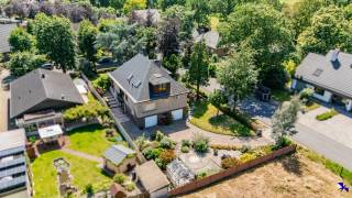 Welcome to Berlare!<br /><br />Are you looking for a characterful property in a quiet prime location, surrounded by greenery? <br />Then this exceptional villa is exactly what you’re looking for!<br /><br />With a usable living area of approximately 198 m² and 5 bedrooms, this home offers plenty of space for the whole family. Over the years, the property has been meticulously maintained and updated to meet modern comfort standards.<br /><br />The elevated living floor features a spacious entrance hall, a bright living room with adjoining veranda, a fully equipped kitchen, two bedrooms, and a bathroom. Upstairs, you’ll find three more bedrooms, a second bathroom, and a versatile living area with access to a pleasant terrace.<br /><br />The lovely garden and sunny terrace make for perfect relaxing spots, allowing you to enjoy the peaceful green surroundings and privacy this home provides. Ample parking is available on the property, along with a well-maintained walkway leading to the front door.<br /><br />Comfort-wise, the house scores highly with an EPC label C, central heating on natural gas via a high-efficiency boiler, double-glazed windows, and shutters all around. The slate roof has been renewed and insulated, and the cavity walls have also been insulated. Multiple air conditioning units add extra comfort during warm summer days.<br /><br />A major advantage is the spacious garage and storage level of approximately 112 m². This practical space includes two indoor garages of around 23 m² and 30 m², a laundry room, and various storage areas. With a comfortable ceiling height of about 2.5 meters, this level offers numerous possibilities for extra storage, a hobby room, or even a home business.<br /><br />Interested? <br />Contact our office at info@hiro.be or 03 230 00 14 and discover if this can be your new home!