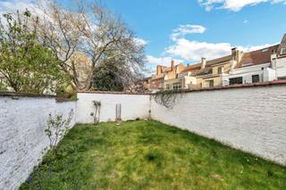 <p>Voor meer info of bezoek, bel 02 884 23 23 - Voor meer info of bezoek, bel 02/884.23.23 – <strong>Interessante opbrengsteigendom bestaande uit 3 appartementen, gelegen te Weeshuisstraat 25, Anderlecht!</strong> Dit karaktervolle gebouw geniet van een gunstige ligging nabij openbaar vervoer, winkels, scholen en met vlotte verbinding naar Brussel en belangrijke invalswegen.</p><p>Het pand is ingedeeld in <strong>drie appartementen</strong> en vormt een uitstekende opportuniteit voor investeerders die op zoek zijn naar een stabiel rendement of voor wie een combinatie zoekt van eigen bewoning en verhuur.</p><p><strong>Indeling:</strong></p><ul><li><p><strong>Gelijkvloers:</strong> appartement met <strong>1 slaapkamer</strong>, privatieve <strong>tuin</strong> en <strong>kelder</strong></p></li><li><p><strong>1ste verdieping:</strong> appartement met <strong>1 slaapkamer</strong> en <strong>bureau</strong></p></li><li><p><strong>2de verdieping:</strong> appartement met <strong>1 slaapkamer</strong> en <strong>bureau</strong></p></li></ul><p>Dankzij de praktische indeling, aantrekkelijke woonoppervlaktes en de centrale ligging geniet dit gebouw van een sterke verhuurbaarheid.</p><p><strong>Troeven:</strong></p><ul><li><p>Opbrengsteigendom met 3 appartementen</p></li><li><p>Gelijkvloers appartement met tuin</p></li><li><p>Goede ligging</p></li><li><p>Nabij winkels, vervoer en scholen</p></li><li><p>Interessant investeringsrendement</p></li></ul><p>Stedenbouwkundige inlichtingen in aanvraag.</p>