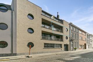 Dit ruime en uitstekend onderhouden appartement, gebouwd in 2004, bevindt zich op de tweede verdieping en biedt een oppervlakte van 119 m² (BVO).<br />Via de inkomhal bereikt u de lichtrijke leefruimte met zitgedeelte. De deels geïntegreerde keuken is volledig uitgerust en sluit aan op een praktische berging met aansluitingen voor een wasmachine en droogkast.<br />Verder beschikt het appartement over twee volwaardige slaapkamers en een ruime badkamer met een douche.<br />Een extra troef zijn de twee terrassen, waaronder een zonnig, zuidgericht terras van 13,6 m² waar u in alle rust kunt genieten.<br />Daarnaast beschikt het appartement over een privatieve kelderberging en een ondergrondse parkeerplaats.<br />Dankzij de rustige en centrale ligging woont u op wandelafstand van de Markt, De Ham en alle dagelijkse voorzieningen. Bovendien geniet u van de groene omgeving van de Vlaamse Ardennen en de Schelde, terwijl u tegelijk alle troeven van de stad binnen handbereik hebt. Interesse of wenst u meer informatie of een plaatsbezoek? Contacteer Vastgoed Lietaer via 055 500 007. Prijs excl. maandelijkse lasten van €50. Enkel een schriftelijk aanvaard bod door de verhuurders resulteert in een verhuur of enige verbintenis.