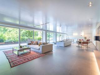 In het hart van een bebost landgoed van 1 hectare groot ligt dit prachtige, lichte appartement van 347 m² met prachtig uitzicht over het privépark...