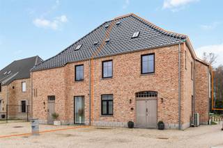 <p><span><span>Energiezuinige nieuwbouwwoning (E21) op perceel van 6are63ca in groene doch centrale omgeving.</span></span></p><p><span><span> </span></span></p><p><span><span>Belangrijkste troeven:</span></span></p><p><span><span>- Centrale ligging</span></span></p><p><span><span>- Kwalitatief afgewerkt</span></span></p><p><span><span>- Uitstekend onderhouden</span></span></p><p><span><span>- Warmtepomp</span></span></p><p><span><span>- Zonnepanelen</span></span></p><p><span><span>- Mogelijkheid tot 4 slaapkamers</span></span></p><p> </p><p><span><span>Het terras zal nog volledig voorzien worden van een keramische terrastegel en de cementplint van de gevel zal ook netjes afgewerkt worden.</span></span></p><p><span><span> </span></span></p><p><span><span>Bekijk zeker ook de grondplannen met de afmetingen. Zo krijgt u van thuis uit al een perfect beeld van wat deze woning te bieden heeft!</span></span></p><p><span><span> </span></span></p><p><span><span>Wenst u meer info of een vrijblijvende bezichtiging, contacteer dan ons kantoor op het nummer 011 85 15 15 en wij helpen u graag verder.</span></span></p>