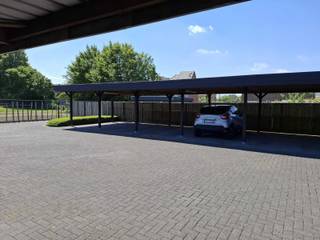 Carport(s) te koop in Geel.<br /><br /><span>Deze comfortabele overdekte autostaanplaatsen zijn gunstig gelegen nabij de Ring en op korte afstand van het stadscentrum.</span><br /><br />Contacteer ons kantoor voor meer info of een bezoek ter plaatse via 0471/605.314 of mail info@immo-b.be.<br /><br /><span>Sted. gegevens: Gvg, Wg, Gmo, Gvkr, Vv</span>