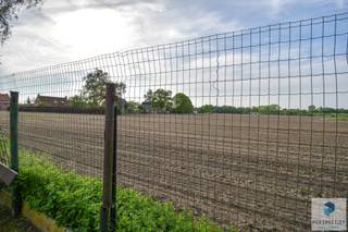 Rustig en centraal gelegen woning met landelijk uitzicht, grote garage en tuin.Deze te renoveren woning is gelegen in een rustige omgeving en biedt...
