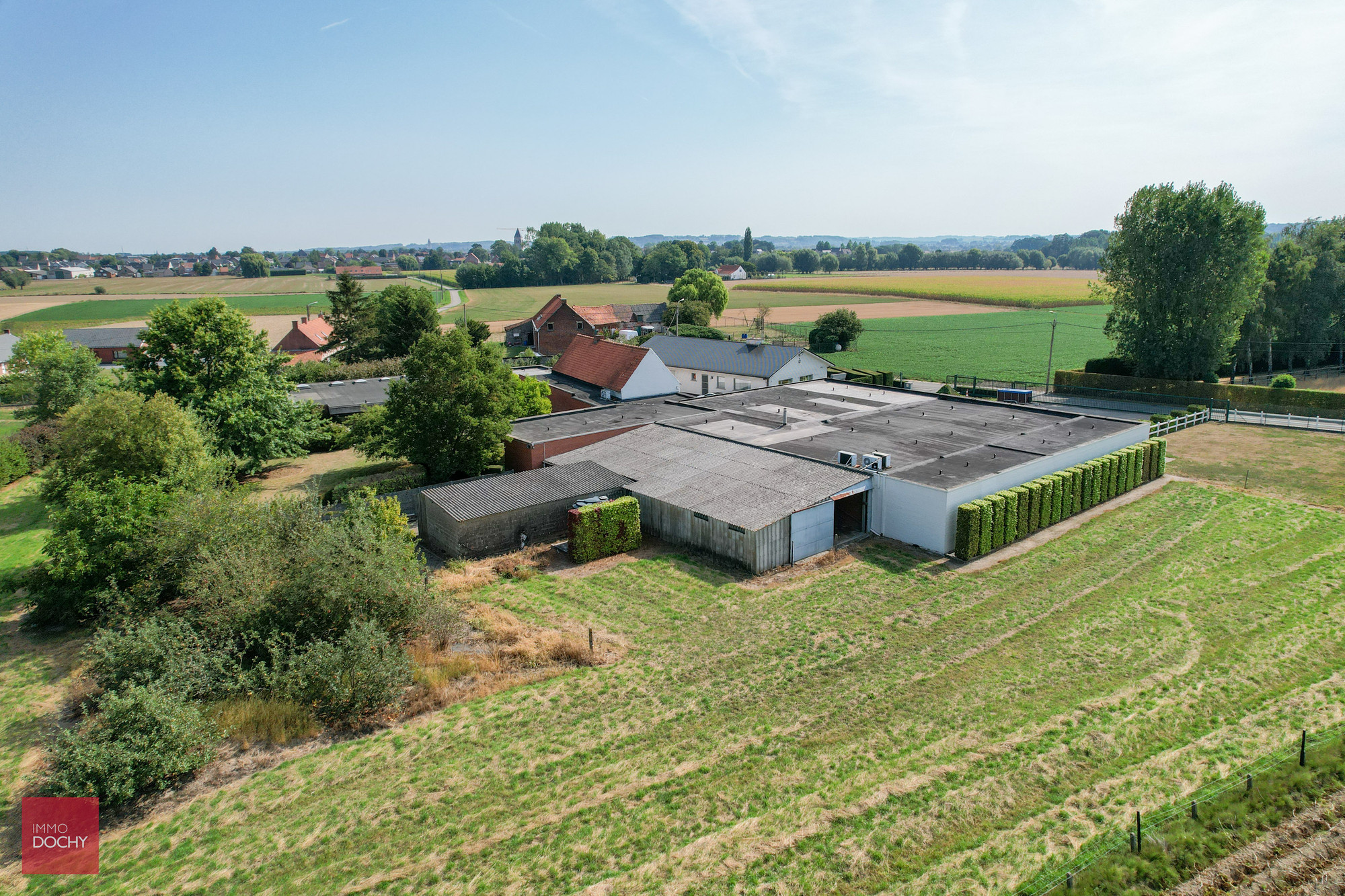 Landelijk gelegen gelijkvloerse VILLA met MAGAZIJN (verkoopsruimte) - foto 2