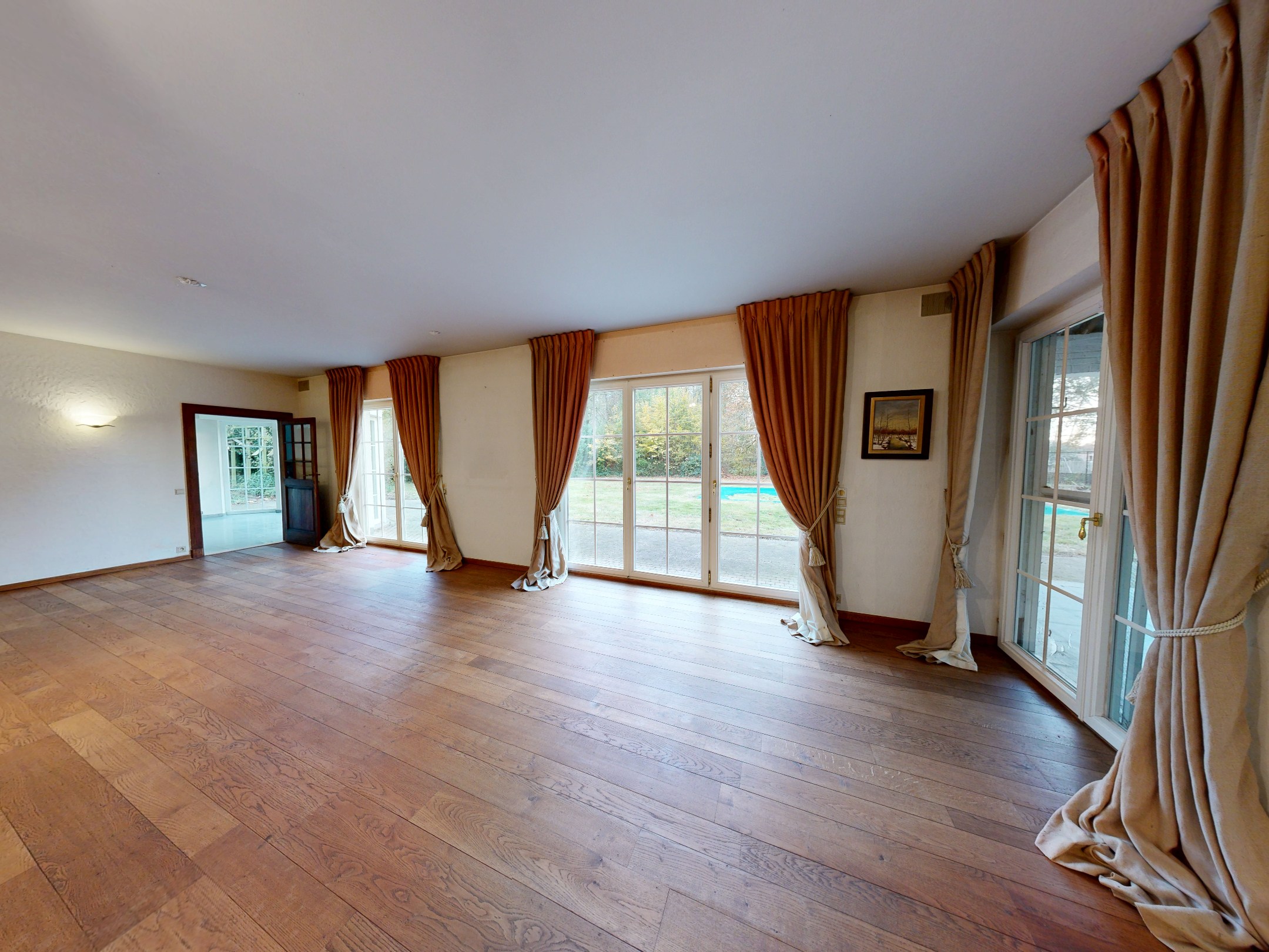 Timeless villa with sunny garden and large detached garage on 29 acres - photo 4
