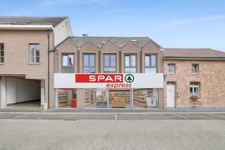 +++ Mogelijkheid tot het creëren van 2 lofts +++ Topo-Immo biedt u deze te renoveren gelijkvloerse handelsruimte aan met een oppervlakte van...