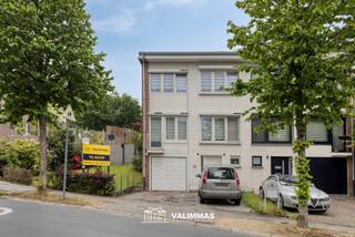 +++ OPTE +++ VALIMMAS verkoopt deze welgelegen en instapklare driegevelwoning met garage, parking en mooie tuin.... Het gelijkvloers, op...