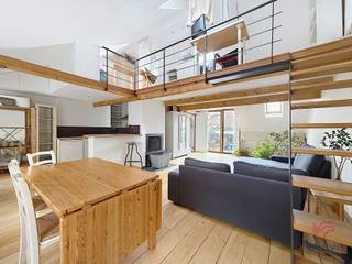 <p><b>ELSENE</b>, wijk Troon / Naamsepoort, vlak bij winkels en openbaar vervoer, charmante duplex van ±70 m² op de 3e en bovenste verdieping zonder lift.<br /><br /><u><strong>Op de 3e en bovenste verdieping</strong></u></p>
<ul>
<li>Ruime woonkamer van ±40 m² (7,3 x 5,5 m) met een functionele open haard en een terras van ±10 m² (2,3 x 4,4 m)</li>
<li>Volledig uitgeruste keuken (oven, keramische kookplaten, afzuigkap, koelkast/vriezer, vaatwasser)</li>
<li>Doucheruimte (inloopdouche – wastafel – toilet – aansluitingen voor wasmachines)</li>
</ul>
<p><b><u>Op de mezzanine</u></b></p>
<ul>
<li>1 open slaapkamer van ±15 m² (2,2 x 6,6 m – vloerbedekking)</li>
<li>Kledingkamer van ±7 m²</li>
</ul>
<p>Geen kelder<br /><br /><span>Voorziening voor kosten</span>: 25 €/maand (koud water).<br /><br />Beschikbaar vanaf 1 augustus 2026</p>