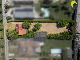 <p><span>Op een absolute toplocatie in Edegem bieden wij u deze volledig te renoveren, vrijstaande woning/bouwgrond aan. De woning is gelegen in een groene en residentiële woonwijk.</span></p><p><span>Het zuidwest georiënteerde perceel is 939 m² groot (14 m breed x 63 m diep).</span></p><p><span>In de directe nabijheid vindt u verbindingswegen, scholen, ziekenhuizen en tal van sportclubs. Achter de woning bevindt zich een atelier dat tal van mogelijkheden biedt.</span></p><p><span>De woning zelf dateert van 1954 en dient volledig gerenoveerd te worden. De ramen beschikken over enkele beglazing met houten schrijnwerk. Er is nog geen centrale verwarming en ook het water dient nog aangesloten te worden.</span></p><p><span>De elektriciteit voldoet niet aan de hedendaagse normen en dient dus vernieuwd te worden.</span></p><p><span>Indeling:</span></p><p><span>In de inkomhal van de woning is er voldoende ruimte voor een vestiaire. De leefruimte (met houtkachel) bevindt zich aan de linkerzijde van de woning.</span></p><p><span>We lopen verder door en bereiken de keuken. Deze dient volledig vernieuwd te worden. Achteraan de woning zijn er bovendien uitbreidingsmogelijkheden.</span></p><p><span>Op de eerste verdieping zijn er drie slaapkamers en een uitgebroken badkamer. Ook deze dient volledig vernieuwd te worden.</span></p><p><span>Voor de woning is er een oprit waar u meerdere wagens kunt parkeren.</span></p><p><span>Graag sommen wij voor u nog even de troeven van deze te renoveren woning/bouwgrond op:</span></p><ul><li><span>Zeer rustige en residentiële locatie, in de nabijheid van winkels, scholen, verbindingswegen, sportclubs, ... </span></li><li><span>De woning kan volledig naar eigen inzichten vernieuwd worden. </span></li><li><span>Mogelijkheid om de woning af te breken en een villa te realiseren naar eigen smaak. </span></li><li><span>Zuidwest georiënteerd perceel (939 m²). </span></li></ul><p><span>EPC:</span><span> 1227 kWh/m²/jaar (F-label) (renovatieverplichting van toepassing)<br /></span><span>G-score:</span><span> A, </span><span>P-score:</span><span> A</span></p><p><span>Voor een bezoek ter plaatse kunt u ons contacteren op het nummer 03 449 42 41 of mail ons via hallo@habicom.be.</span></p><p><span>Benieuwd naar de waarde van uw woning? Check het gratis op <span>www.watismijnhuiswaard.be</span></span><span>.</span></p>
