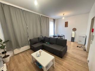 Appartement op centrale ligging.<br /><br />Indeling van het apparetment:<br /><br />Inkomhal: +/- 5 m², laminaat.<br />Living: +/- 18,5 m², laminaat.<br />Keuken: +/- 4,5 m², tegels, kasten, afwasbak, keramisch kookfornuis, dampkap en aansluiting voor de wasmachine.<br />Badkamer: toilet, lavabo met meubel, douche, tegels.<br />Slaapkamer 1: +/- 12 m², laminaat.<br /><br />CV op gas individueel.<br />Meters water en elektriciteit individueel. <br />Verhuurd aan  € 750,00 per maand + € 5 per maand AO