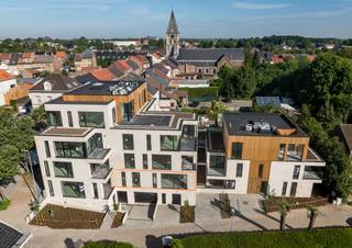 In het hartje van Landen, in onze kleinschalige residentie Gendarmerie, hebben we nog een mooi gelijkvloers appartement te koop! Appartement A002 is enorm lichtrijk en beschikt over 2 ruime slaapkamers en heeft een aangenaam terras. Het nieuwbouwappartement beschikt over een eigen warmtepomp en PV-panelen om zo uw energiefactuur tot een minimum te beperken. Een groot pluspunt is de centrale ligging in het centrum op wandelafstand van winkels, scholen, horeca, bushaltes, station, oprit E40... Kortom, ideaal als toekomstige woonst of investering (6% BTW mogelijk)! <br /><br />Voor meer informatie ontvangen we u graag ter plaatse of op ons kantoor. Aarzel niet om uw contactgegevens achter te laten of om Elien Mombaerts rechtstreeks te bellen op het nummer 0470/38.21.30.<br />