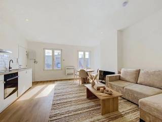 <p><span>Gerenoveerd 2-slaapkamerappartement nabij het MAS</span></p><p><span>Op wandelafstand van het MAS en het historische centrum van Antwerpen bevindt zich dit appartement op de 4de verdieping (zonder lift, een goede conditie is dus vereist). </span></p><p><span>Het appartement is recent gerenoveerd en beschikt over twee slaapkamers.</span></p><p><span>Bij binnenkomst betreed je de ruime woonkamer met open keuken. De keuken is uitgerust met een keramische kookplaat, oven, dampkap en een koelkast met diepvriesvak. </span></p><p><span>Verder beschikt de woning over 2 slaapkamers en een badkamer uitgerust met douche, toilet en wastafel.</span></p><p><span> </span></p><p><span>Op de tussenverdieping is er een kleine bergruimte waar plek voorzien is voor een wasmachine. </span></p><p><span> </span></p><p><span>Vaste kosten: 80,- euro per maand (beheer gebouw, onderhoud algemene delen, elektriciteit en water algemene delen, water privé)</span></p>