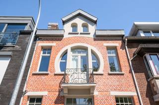 Ruime en uitstekend onderhouden authentieke woning uit 1925, gelegen in het hart van Kapellen. Deze karaktervolle gezinswoning combineert de charme van Art Deco en Art Nouveau met hedendaags wooncomfort en biedt een bewoonbare oppervlakte van ca. 157 m².De woning beschikt over 3 slaapkamers, met mogelijkheid tot een vierde slaapkamer, en 2 badkamers. De sfeervolle leefruimte ademt authenticiteit dankzij onder meer de aanwezige planchet en de karaktervolle elementen die eigen zijn aan de bouwperiode.Het authentieke karakter van de woning werd zorgvuldig gerespecteerd, terwijl het houten schrijnwerk met dubbele beglazing bijdraagt aan het hedendaagse wooncomfort.Ook praktisch is deze woning bijzonder compleet. Zo is er een afzonderlijke wasplaats, een binnenparking en werden op zolder reeds voorzieningen getroffen voor zonnepanelen en domotica. De woning wordt verwarmd via een gasketel uit 2019.Buiten geniet u van een aangename, oostelijk georiënteerde tuin en een ruim terras, waar u volop van de ochtendzon kunt genieten. De tuin biedt bovendien veel privacy, waardoor u hier in alle rust kunt ontspannen of gezellig tafelen met familie en vrienden.Dankzij de centrale ligging in Kapellen bevinden winkels, horeca, scholen en lokale voorzieningen zich op wandelafstand. Ook het openbaar vervoer is vlot bereikbaar, wat zorgt voor een uitstekende verbinding met de ruime omgeving.Een bijzonder verzorgde woning voor wie houdt van authentieke architectuur, karakter en comfort, zonder in te boeten aan een centrale ligging.Interesse? Neem contact met ons op voor meer informatie of om een bezoek in te plannen.Graag tot binnenkort bij Lefever Vastgoed in Kapellen.