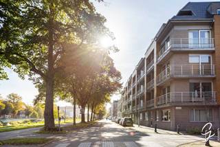 <p>Bent u op zoek naar een instapklare studio op een goede locatie in Gent? Deze mooie studio is gelegen aan de Groendreef, in een recent gebouw, en combineert modern comfort met een praktische indeling.</p>
<p>Het appartement is zeer vlot bereikbaar: belangrijke uitvalswegen liggen vlakbij en het openbaar vervoer ligt voor de deur. Gent-Centrum is makkelijk te bereiken te voet of met de fiets. Alle nodige voorzieningen vindt u in de directe omgeving, zoals winkels, scholen, gezellige restaurants en openbaar vervoer.</p>
<p>Bovendien is de studio gelegen in een aangename woonomgeving, waar u zowel het gemak van de stad als de rust van een prettige buurt kunt combineren.</p>
<p>De studio is praktisch ingedeeld en beschikt over een ingerichte keuken, een leef- en slaapruimte, een aparte douche, een apart toilet en een handige berging. In het gebouw is bovendien een ruime fietsenberging aanwezig.</p>
<p>Deze studio is ideaal voor investeerders, studerende kinderen. Aarzel niet en contacteer Bruno 0495/12.20.64 - bruno@cornelis-partners.be</p>