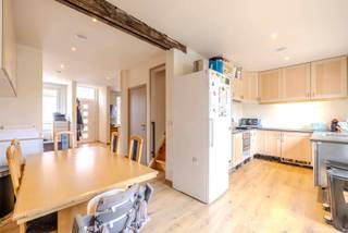 Gezellige woning met 2 slaapkamers en tuin.<br /><br />Deze woning bevindt zich in een rustige, autoluwe straat in Kontich-Kazerne. Alle voorzieningen zijn vlot bereikbaar: supermarkt, bakker, 2 scholen en het treinstation liggen op wandelafstand. De woning scoort goed op energiegebied met een EPC-label C. Verder is een een centraal systeem voorzien voor de bediening van verlichting, ingebouwde muziekspeakers en elektrische rolluiken.<br />De aangename tuin vormt een mooie aanvulling en biedt veel mogelijkheden.<br /><br />De indeling is als volgt:<br /><br />Gelijkvloers: leefruimte met haard, keuken, eethoek en berging.<br />Tussenverdieping: badkamer<br />Zolderverdieping: nachthal, 2 slaapkamers<br />Kelder<br /><br />Algemeen:<br />- Gunstige ligging<br />- EPC C<br />- Asbestveilig<br />- Elektriciteit conform<br /><br />Bekijk zeker de 360° rondgang via onze website (+ mogelijkheid tot opmeten en ontmeubelen).<br />Alle attesten zijn beschikbaar onderaan op onze website. <br />Voor meer info of een bezoek: 0472 22 22 88 of danielle@solittvastgoed.be.