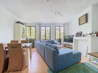 <p><span>Gezellig appartement te Antwerpen</span></p><p><span>Op de tweede verdieping van een kleinschalig appartementsgebouw is dit appartement gelegen. Het ligt niet ver van de Leien, het historisch centrum en ook op wandelafstand van de jachthaven en het Eilandje met zijn vele restaurants en cafeetjes. Het appartement is voorzien van een slaapkamer met dressing/bureau, ruime woonkamer, keuken, badkamer met ligbad en een extra wasplaats met aansluiting wasmachine en droogkast. </span></p><p><span>De vaste kosten zijn 200,- euro per maand : inclusief verbruik van water en gas van het appartement. </span></p><p><span> </span></p>