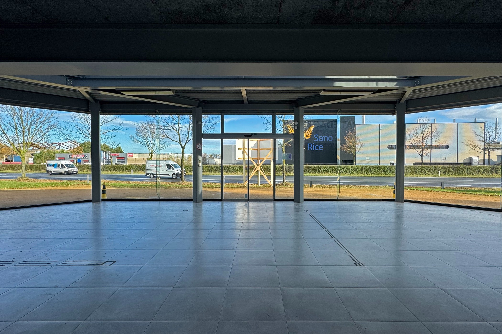 Te huur: Showroom met opslagruimte en kantoren langs de N42 - foto 5