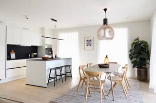 Project Ananda a créé pour vous un cadre de vie idéal composé de 3 résidences contemporaines, adaptées à vos besoins, dans un parc privé paysagé proche de toutes les commodités et à seulement 5 km du cœur de Bruxelles. Votre nouvelle maison a été construite avec les dernières techniques de construction et présente les meilleures performances énergétiques et une acoustique supérieure. Les résidents bénéficient donc d'une vue magnifique sur l'étang et la verdure.

La limite sud de la commune de Neder-over-Heembeek, où se trouve Ananda, longe le canal et forme la frontière avec les communes de Schaerbeek, Evere et Laeken. La Grand Place de Bruxelles est à 5 km, le Ring et l'autoroute A12 sont à 5 minutes. 

La résidence MAGNOLIA comprend 47 appartements avec une, deux ou trois chambres et 2 espaces commercial. Grâce à leur emplacement, les différents types d'appartements de la résidence Aralia bénéficient d'une lumière naturelle abondante. Les grandes fenêtres vous invitent à profiter des terrasses.

Intéressé ? Contactez-nous pour plus d'informations et/ou un rendez-vous à notre bureau sur place à info@altro-vastgoed.be ou appelez Silvia Di Taranto 0486/ 53 86 64
