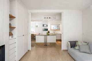 Een VOLLEDIG UITGERUST handelspand met winkelruimte, atelier en een aparte RUIME WONING. TOPGELEGEN vlakbij het centrum van Meulebeke met parkeergelegenheid voor de deur. Indeling handelspand: Perfect uitgeruste, ruime winkelruimte met koeltoog en bijhorende koelcel, goed onderhouden werkplaatsen, opslagruimte, een koel- en vriescel en een praktische wasplaats. Indeling woning: Gezellige woon- en eetkamer met open, volledig geïnstalleerde keuken, een bureauruimte en een zonnige, grote tuin met terras en tuinberging.Op de eerste verdieping bevindt zicht een nachthal die toegang biedt tot vijf ruime slaapkamers en een volledig uitgeruste badkamer. Een unieke kans voor wie wonen en werken wil combineren. TROEVEN: commerciële ligging, parkeergelegenheid voor de deur en top onderhouden. Bezoek na afspraak: info@immobeguin.be
