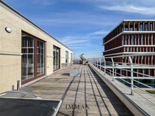 Deze exclusieve penthouse is gelegen in Zeebrugge en biedt een adembenemend zicht op de jachthaven. Bij binnenkomst leidt de ruime inkomhal naar de riante, lichtrijke woonkamer met directe toegang tot het voorste terras. Aansluitend bevindt zich de volledig uitgeruste keuken, die toegang biedt tot het achterste terras. Het appartement beschikt over drie volwaardige slaapkamers, elk met directe toegang tot de terrassen. Daarnaast is het pand voorzien van een badkamer en een aparte douchekamer. Verder zijn er vier fietshaken inbegrepen. Er is tevens de mogelijkheid om de meubels en een autostaanplaats in dezelfde residentie aan te kopen.<br /><br />Maatregelenregister in aanvraag.<br /><br />Aarzel niet om ons te contacteren voor meer info: tel.: 050 62 44 14 of via knokke@immax.be